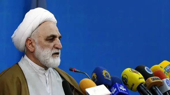 تمام قوا باید در جهت عملیاتی شدن اقتصاد مقاومتی تلاش کنند/ قاچاق کالا تولید کالای داخلی را زمین زده است