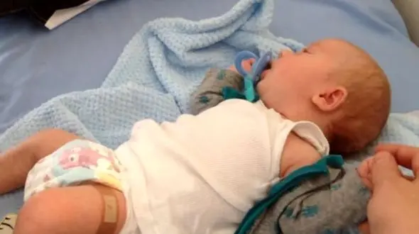 خلاقیت بی‌نظیر و خنده دار یک دکتر خلاقِ جوان و پرانرژی برای آمپول زدن به مریض کوچولوش حماسه آفرید/ دست و پنجه‌اش رو باید طلا گرفت+ویدیو