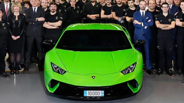 جشن تولد تولید ده هزارمین سوپر اسپرت لامبورگینی با حضور کارمندان 