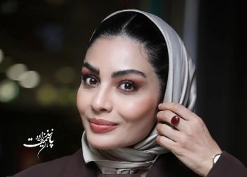 استایل جذاب صحرا اسداللهی بین گل‌های نیلوفر و خانه های چوبی/ ترکیب طبیعت، معماری و استایل شیک+ عکس