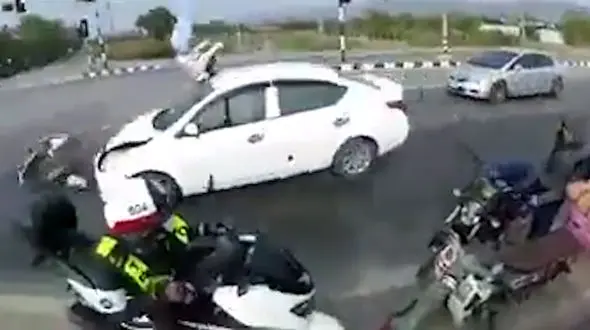 وقتی راننده خودروی لوکس، قاتل موتورسوار جوان شد + فیلم و عکس