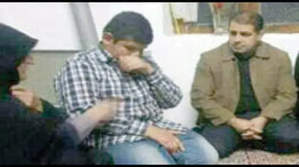 شهردار فومن با حضور در خانه زن دستفروش از او دلجویی کرد + عکس و فیلم