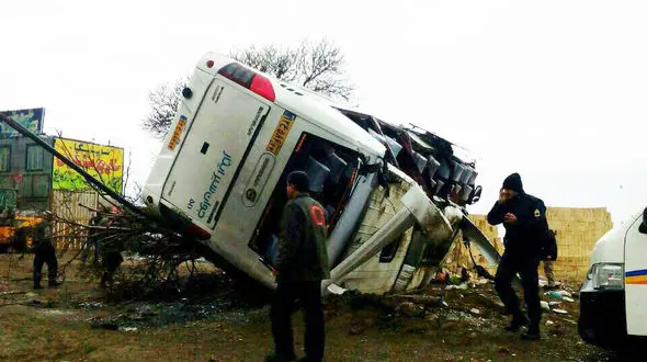 جزئیات جدید از واژگونی اتوبوس راهیان نور در همدان / 13 دانش آموز دختر در بیمارستان بستری شدند+ عکس