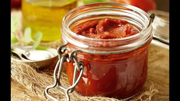 ظرف شیشه ای برای نگهداری رب گوجه فرنگی مناسب است