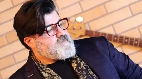 آواز باشکوه و سوزناک مهدی یغمایی سر خاک برادرش/  با بغض خفه کننده میخونه و مادرش زار میزنه