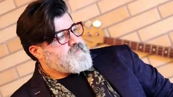 آواز باشکوه و سوزناک مهدی یغمایی سر خاک برادرش/  با بغض خفه کننده میخونه و مادرش زار میزنه