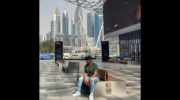 تصویری جالب از محمدرضا گلزار در خارج 