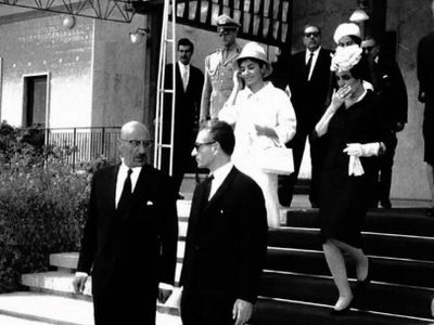 عکس / سفر در زمان/ استقبال «شاه و فرح» از ظاهرشاه و همسرش ملکه حمیرا در سال ۱۳۴۲