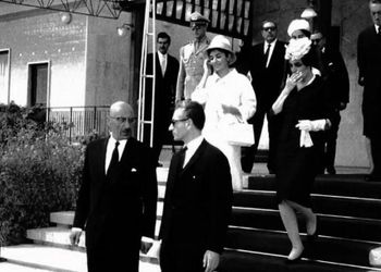 عکس / سفر در زمان/ استقبال «شاه و فرح» از ظاهرشاه و همسرش ملکه حمیرا در سال ۱۳۴۲