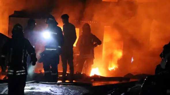 آتش سوزی بزرگ در انبار ضایعات پلاستیک در اصفهان / عملیات ویژه برای 9 ایستگاه آتش نشانی