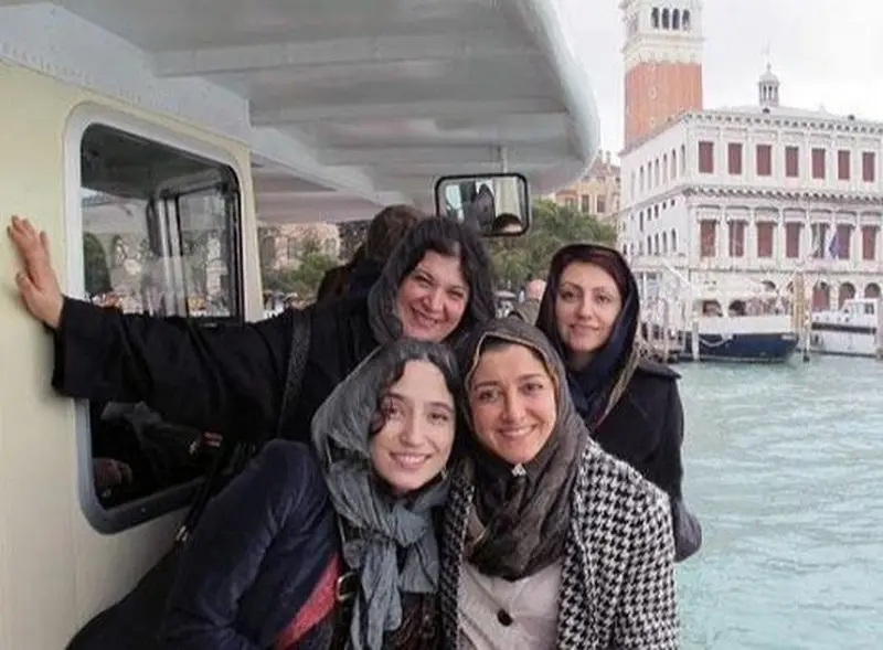 ریما و نگار جواهریان در کنار دوستانشان 