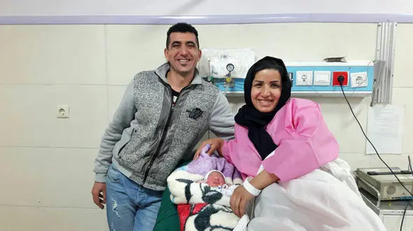 این پسر اولین نوزاد سال جدید 98 است + عکس