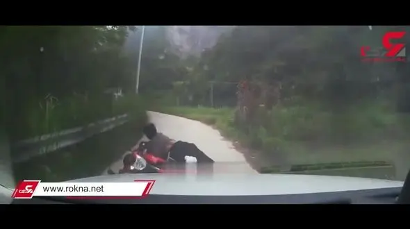 فیلم تصادف دردناک شاخ به شاخ شدن موتور سوار با ماشین / پسر جوان پشتک زد