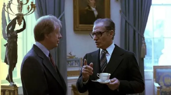 محمدرضا پهلوی سال 33 در حال تنیس بازی/ چه عیش و نوشش به پاست!!!