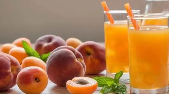 طرز تهیه رانی هلو خانگی مثل بازاری‌ ها؛ راز یک نوشیدنی خنک و پر از تکه‌ های میوه