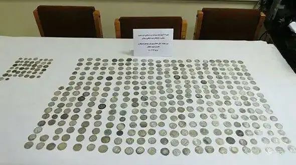 کشف 8 سکه ساسانی اطراف یک قبرستان در بم