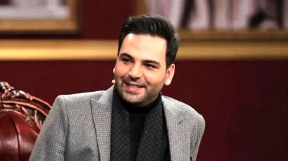 نگاهی به چیدمان میز تولد احسان علیخانی با کیک 2 طبقه شکلاتی و با تِم آبی +عکس/ مبارکا باشه