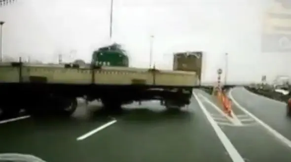 تغییر مسیر ناگهانی یک تریلی، فاجعه آفرید + فیلم