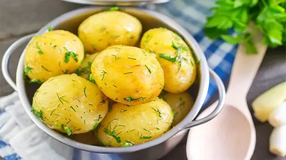 به این دلایل سیب زمینی آب پز بخورید 