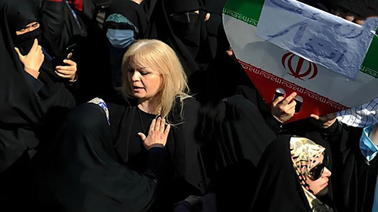 واقعیت عکس زن بی حجاب مو طلایی در راهپیمایی ۱۳ آبان /  خانم عکاس کیست ؟!