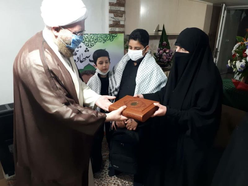 حضور جمعی از نمایندگان مجلس در منزل شهید امر به معروف محمدی