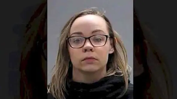 ارتباط نامعقول خانم معلم با دانش آموز پسر+ عکس