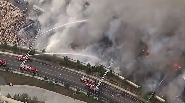 ببینید / اولین تصاویر از حریق گسترده یک انبار در لس آنجلس+فیلم