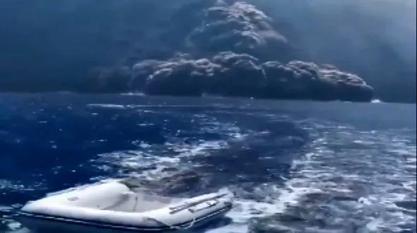 فوران آتشفشان در ایتالیا+عکس