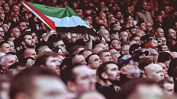 بنر حمایت از فلسطین در آنفیلد/ به داد غزه برسید +عکس