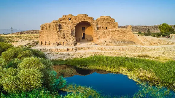کاخ تاریخی اردشیر ساسانی یک نفر راهنما هم ندارد! / زمین کاخ باید اندود کاه گل شود وگرنه بنا نشست می کند + فیلم