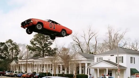 ببینید / پرواز وحشتناک یک خودرو از سطح شیب‌ دار کامیون یدک‌کش + فیلم 