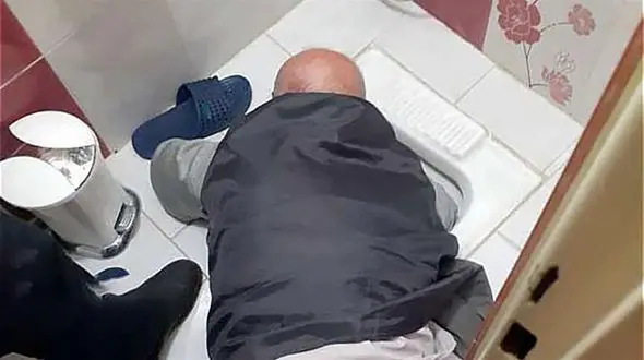 دست مرد تهرانی درسوراخ توالت گیر کرد 
