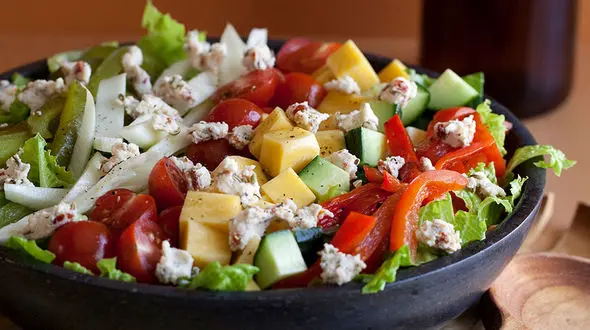 سالاد یونانی پنیری با انگور+دستور تهیه