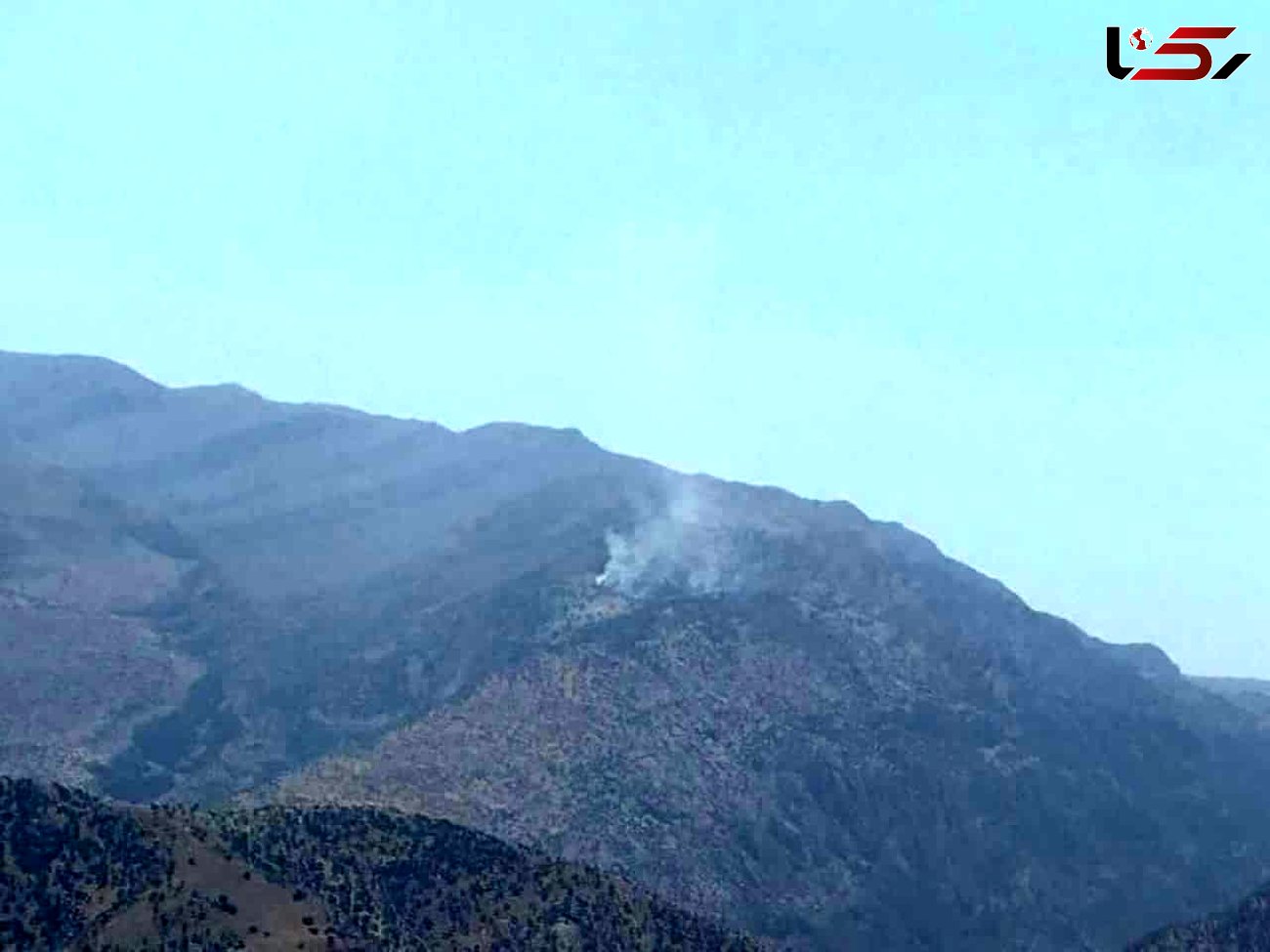 آتش سوزی در کوه های منگشت ایذه/ رئیس منابع طبیعی: از ساعت 5 صبح تا کنون مشغول اطفاء حریق هستیم