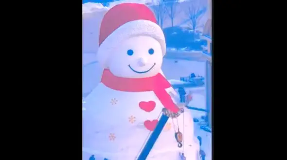 ببینید / ساخت بزرگترین آدم برفی در مرکز یک شهر + فیلم