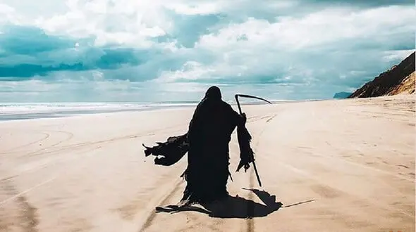 فیلم / این مرد عزرائیل را دور زد و زنده ماند !/ عزرائیل در این صحنه واقعا کم آورد !