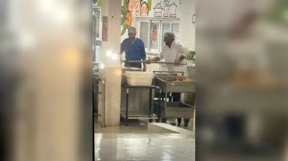 توزیع غذای دانشجویی با بیل ساختمانی در مشهد / ماجرا از چه قرار است؟