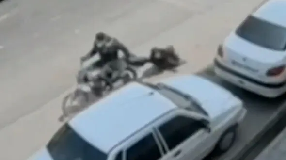 فیلم لحظه هولناک کیف قاپی از جوان در بلوار جانباز مشهد / زن جوان را روی زمین کشید