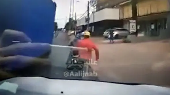 ببینید / لحظه هولناک زیر گرفتن 2 زورگیر وسط خیابان توسط راننده شاسی بلند + فیلم