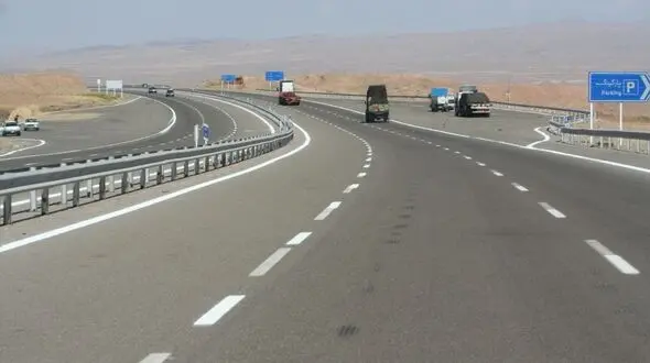 فرار سینمایی قاچاقچی مشروبات الکلی در اتوبان زنجان - تهران/ رانندگان خسارت دیده شکایت کنند