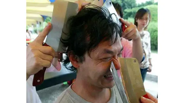 ماساژ دردناک با ساطور در چین+عکس