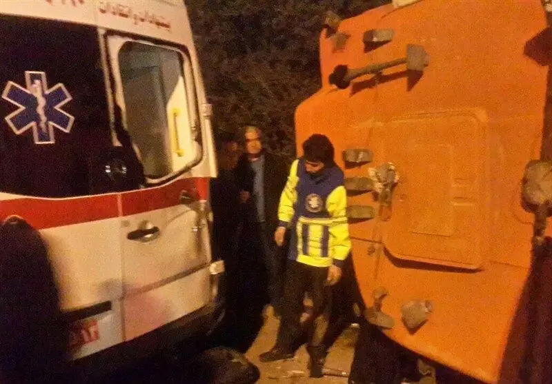 له شدن خودروی پلیس زیر تریلر واژگون