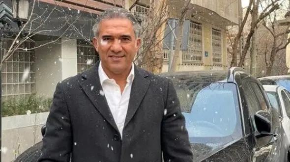 عکس / دورهمی خانوادگی احمدرضا عابدزاده در یک کافه به صرف کیک و چای  / همسر کم سن و سال عقاب در کنار دختر و داماد