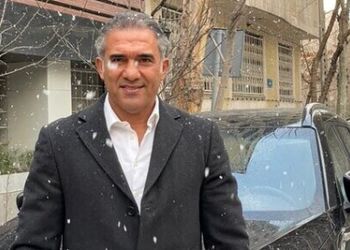 عکس / دورهمی خانوادگی احمدرضا عابدزاده در یک کافه به صرف کیک و چای  / همسر کم سن و سال عقاب در کنار دختر و داماد