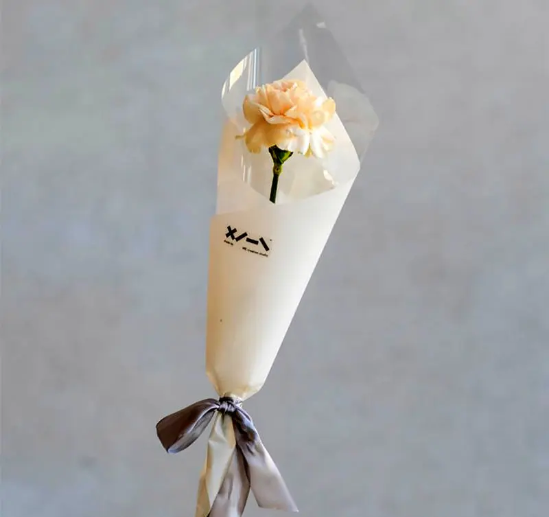 تزیین گل رز با کاغذ کادو