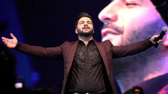 کنسرت خواننده معروف ایرانی بعد از نابینا شدن 