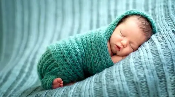 سن مناسب برای آب دادن به نوزاد؛ قبل از چند ماهگی به نوزاد آب ندهید