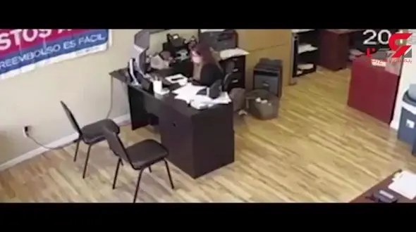 مبارزه شجاعانه یک دختر جوان با سارق مسلح + فیلم 