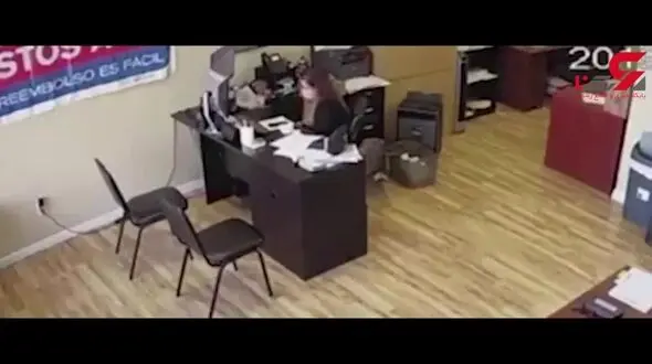 مبارزه شجاعانه یک دختر جوان با سارق مسلح + فیلم 