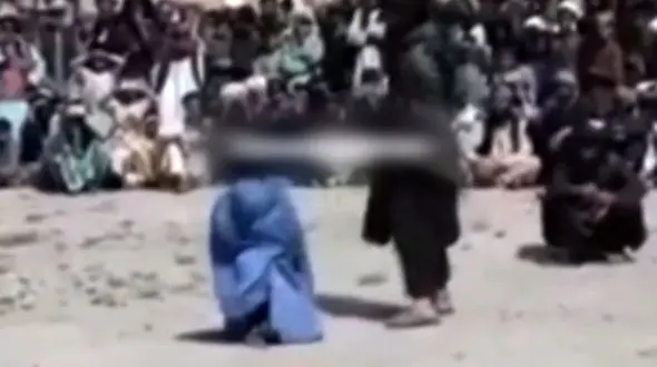 شلاق زدن بی‌رحمانه یک زن توسط پسر طالبانی اش + فیلم